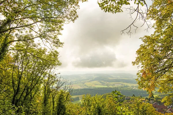 Olhando Através Telhado Folhagem Uma Paisagem Com Nuvens Escuras — Fotografia de Stock