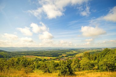 Panoramik manzaralarını sunan tepenin Güney Almanya Hohenstaufen