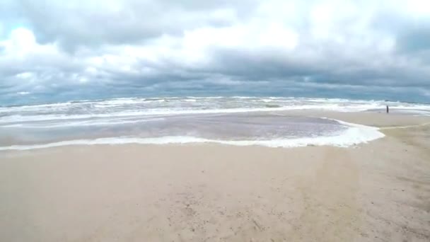 Strand Van Oostzee Met Ruw Weer — Stockvideo