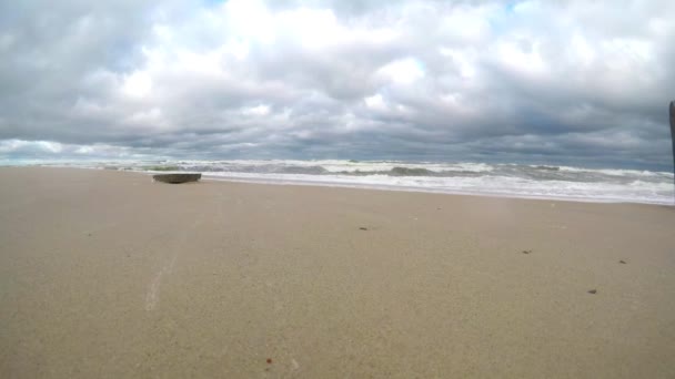 Plaży Morza Bałtyckiego Trudnych Warunkach Pogodowych — Wideo stockowe
