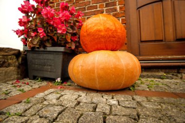 büyük squash, dekore edilmiş bir evde