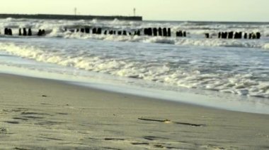 Baltık Denizi Polonya, yumuşak akşam güneşi ile plaj