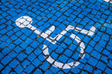 Engelliler için otopark mavi boyalı cobblestones