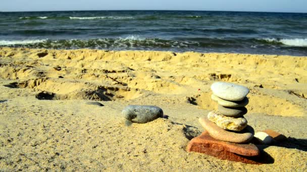 Pirámide Piedra Zen Una Playa Con Surf — Vídeo de stock