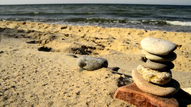 Pirámide Piedra Zen Una Playa Con Surf — Vídeos de Stock