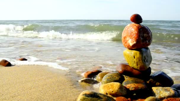 Pirámide Piedra Zen Una Playa Con Surf — Vídeo de stock