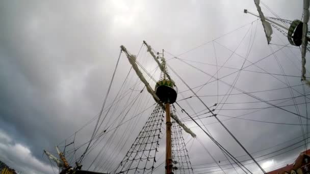 Barco Pirata Una Tormenta Puerto — Vídeo de stock