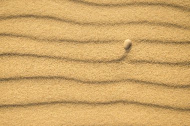 Kum çakıl ve dalga desenleri ile bir Beach