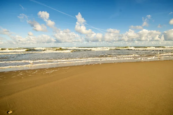 Spiaggia Del Mar Baltico Con Cielo Azzurro Nuvole — Foto Stock