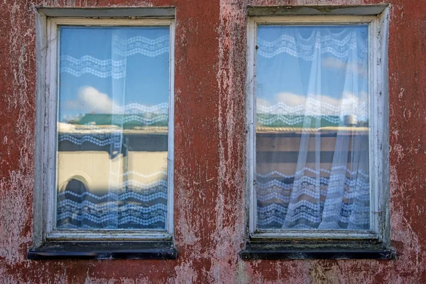 Vieja Ventana Aspecto Vintage Con Casas Espejadas — Foto de Stock