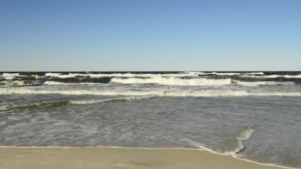 Surf de la mer Baltique en Pologne 