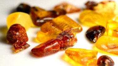 Amber taşı arka planda Baltık Denizi'nin sörf bir dönüş tablo