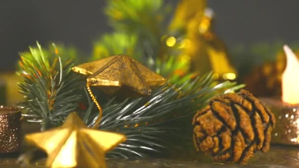 Wieg Kerstdecoratie Met Cijfers Kerstman Turn Tabel — Stockvideo