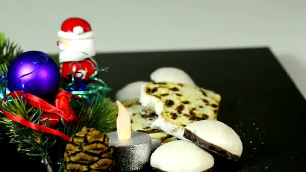 Dansande Jultomten Och Tyska Christmas Stollen — Stockvideo