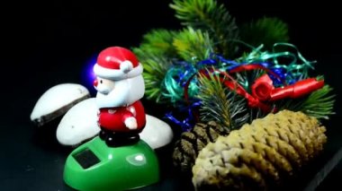 Noel dekorasyon Noel Baba, kek ve sıcak kırmızı şarap punsch tablo açın