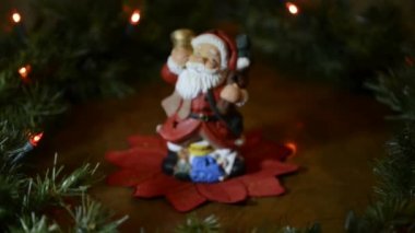 Mumlar yanan ile Noel Baba ve Noel çelenk