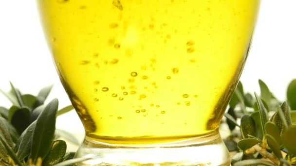 Olivenöl Läuft Eine Glasschüssel — Stockvideo