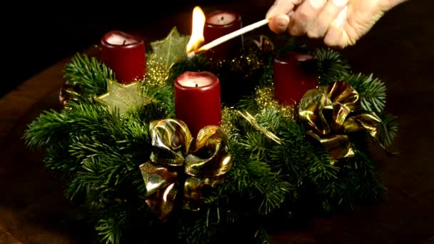  Adventskranz mit brennender Kerze und Weihnachtsmann mit Kuchen auf Drehtisch