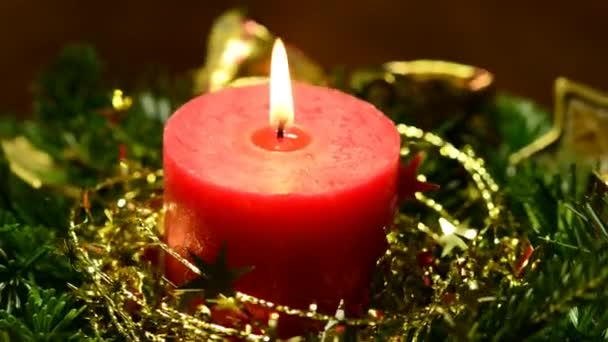 燃烧的蜡烛 婴儿床和德国圣诞肿胀 — 图库视频影像