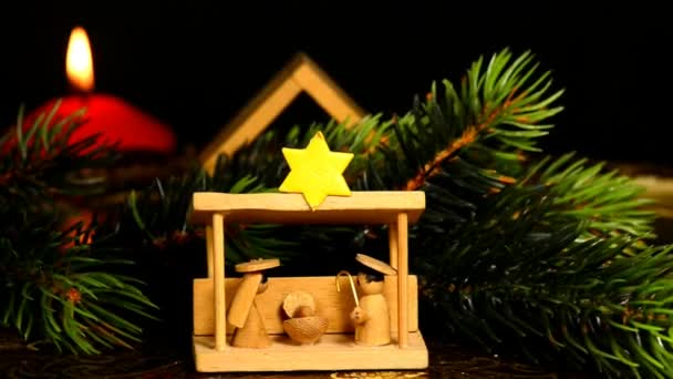 热红酒小品和圣诞节婴儿床在转桌 — 图库视频影像