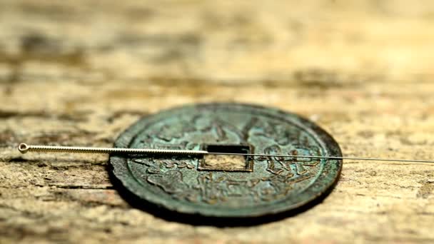 Akupunkturnadeln Auf Antiken Chinesischen Münzen Kameraantrieb — Stockvideo