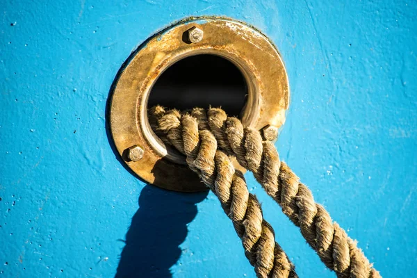 Bollwerk Mit Festmacherleinen Eines Trawlers — Stockfoto