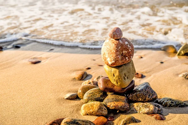 Kamenná Pyramida Zen Pláži Surf — Stock fotografie