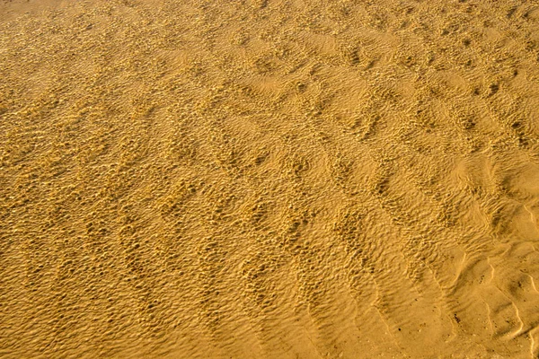 Surfe Raso Com Areia Uma Praia Com Padrões — Fotografia de Stock