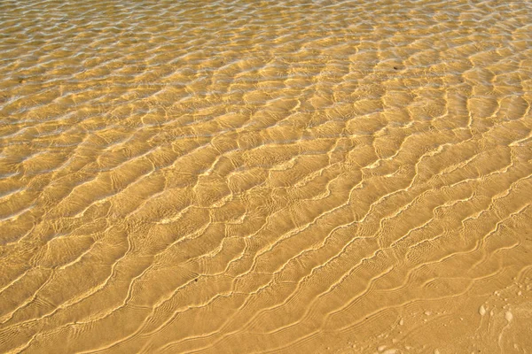 Płytkie Surf Piaszczystej Plaży Wzorami — Zdjęcie stockowe