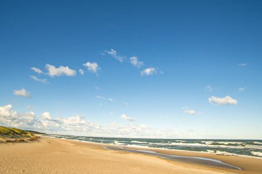 Baltık Denizi'nin mavi gökyüzü ve bulutlar, plaj