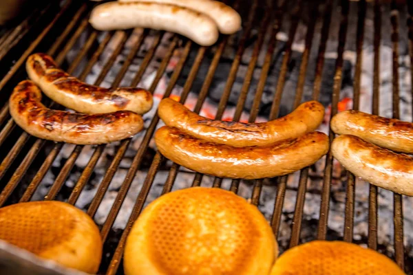 Grilování Němčinou Bratwurst — Stock fotografie