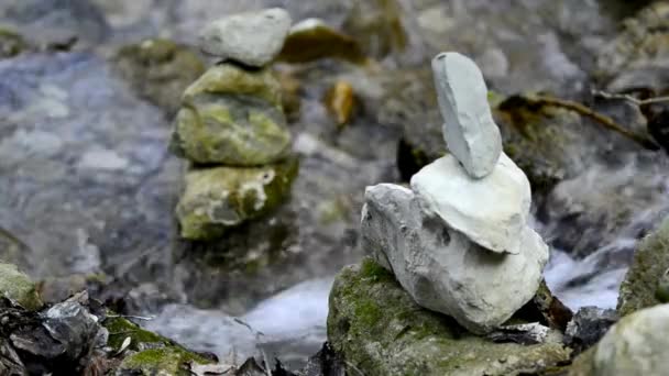 Wildbach Mit Zen Steinen Und Kleinem Wasserfall Mit Klang — Stockvideo