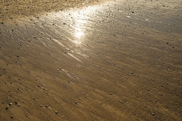 Sandstrand Med Grunt Surf Och Solen Strålar — Stockfoto