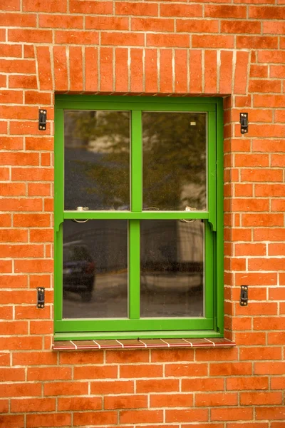 Vieille Fenêtre Verte Dans Mur Briques Rouges — Photo