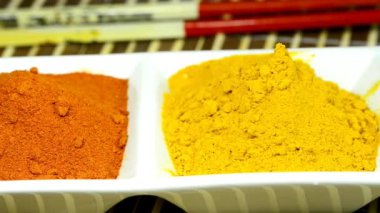 Chili, zerdeçal, zencefil tozu ile kamera sürücüsü