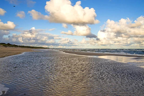 Playa Solitaria Del Mar Báltico Con Cielo Azul Nubes — Foto de Stock