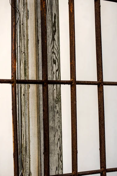 破碎的旧窗口与网格和木框架 — 图库照片