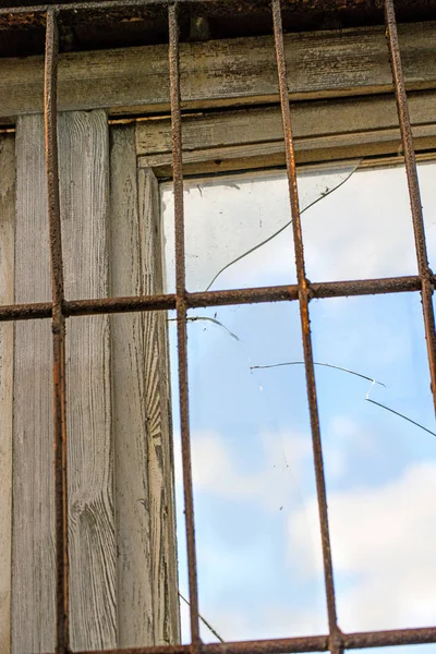 Fenster Mit Glasscherben Und Blick Den Blauen Himmel Mit Wolken — Stockfoto