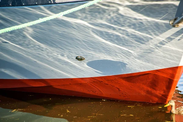 拖网渔船在背光中系泊线 有水反射 — 图库照片
