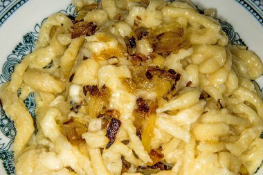 Bir kapta zwiebelbraten denilen Alman şehriye