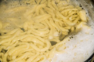 Bir tencerede pişirme biftek denilen Alman erişte