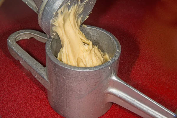 Tysk Noodle Maskine Til Spaetzle Med Dej - Stock-foto