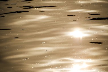 Su deniz güneş yansımaları ile