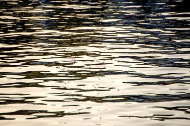 Su deniz güneş yansımaları ile