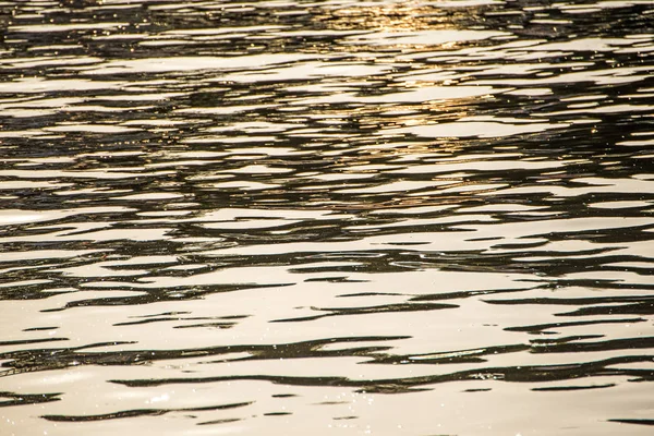 Agua Del Mar Con Olas Cálida Luz Del Atardecer — Foto de Stock