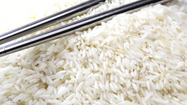 Rijst Met Chop Sticks Draai Tafel — Stockvideo
