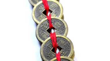 Çin Feng Shui sikke üzerinde tablo açın