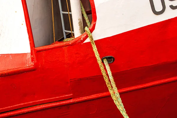 拖网渔船在红色船体上的系泊线 — 图库照片