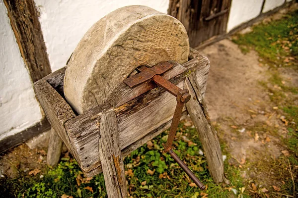 Alter Drehschleifstein Einem Landhaus — Stockfoto