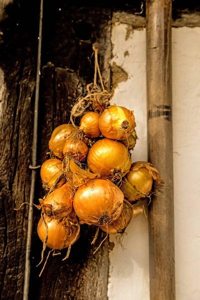 Onions Braided Old Farm House — Stock Photo, Image